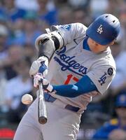 　７回、自己最多を更新する５５号ソロを放つ大谷（共同）