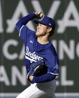 　キャッチボールする山本（共同）