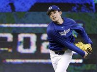 　キャッチボールする佐々木（共同）