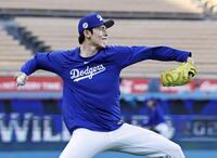 　キャッチボールする佐々木（共同）