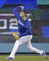 　キャッチボールする佐々木（共同）