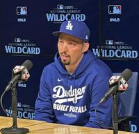 　記者会見するスネル（共同）