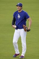 　キャッチボールする大谷（共同）