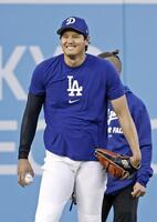 　キャッチボール中、笑顔を見せる大谷（共同）