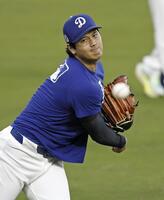 　キャッチボールする大谷（共同）