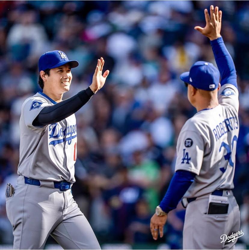 　最終戦に勝利し、ロバーツ監督（右）とハイタッチする大谷（ロサンゼルス・ドジャース提供）