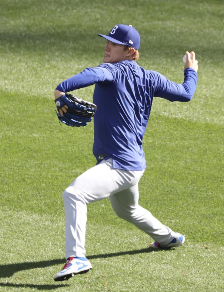 　キャッチボールする山本（共同）