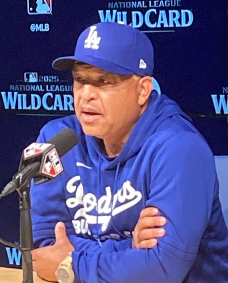 　会見するドジャース・ロバーツ監督（撮影・小林信行）