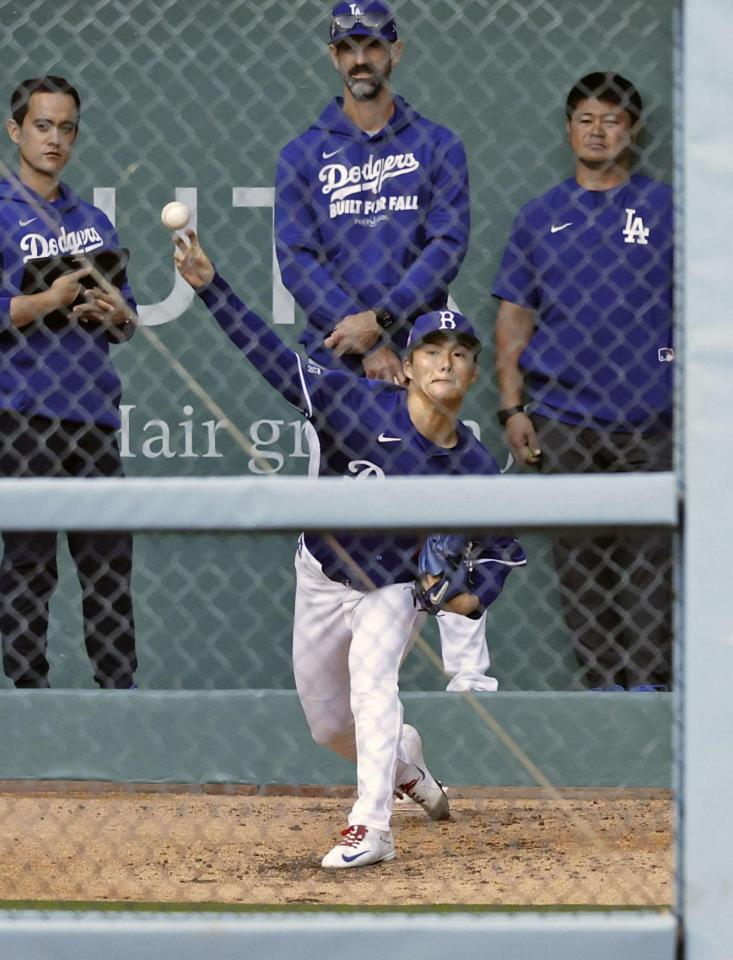 　ブルペンで投球練習する山本（共同）