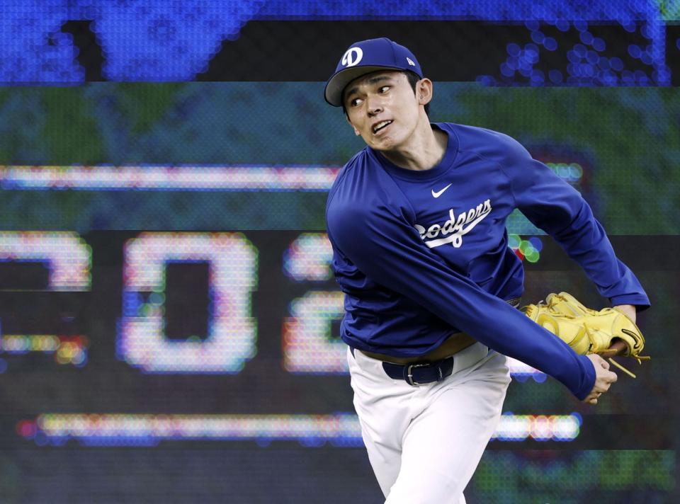 　キャッチボールする佐々木（共同）