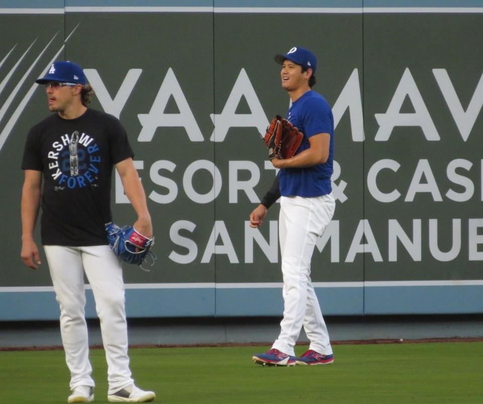 　キャッチボール中に笑顔を見せる大谷（撮影・小林信行）