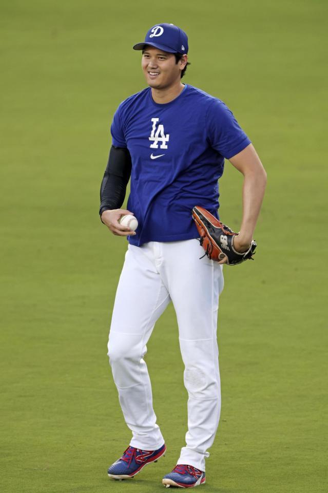 　キャッチボールする大谷（共同）