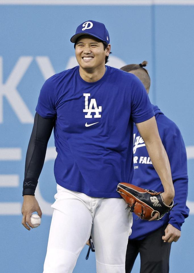 　キャッチボール中、笑顔を見せる大谷（共同）