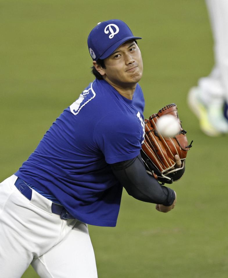 　キャッチボールする大谷（共同）