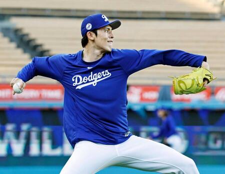 　キャッチボールする佐々木（共同）