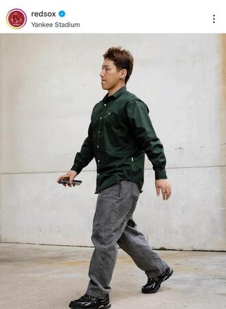 　球場入りする吉田。レッドソックスの公式インスタグラム（ｒｅｄｓｏｘ）より