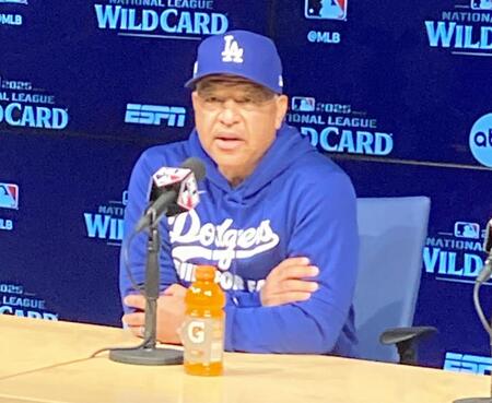 　試合前会見でコンフォートについて語るロバーツ監督（撮影・小林信行）