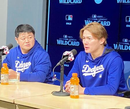 　前日会見に臨んだ山本。左は園田通訳（撮影・小林信行）