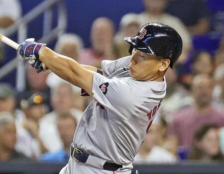 吉田正尚が逆転の2点タイムリー 好機に代打で登場→初球を一閃 満面笑みでベンチは大盛り上がり敵地に悲鳴と歓声が交錯