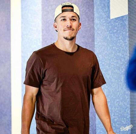 　球場入りするエドマン（ロサンゼルス・ドジャース提供）