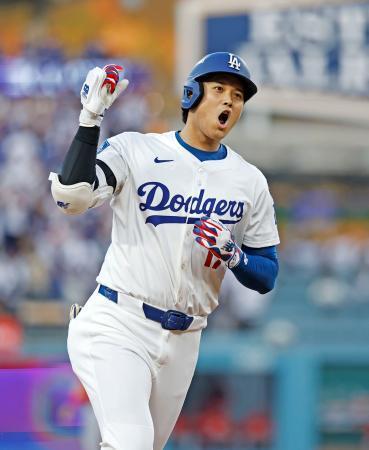 　米大リーグ、ワイルドカードシリーズ第１戦のレッズ戦で、１回に先頭打者本塁打を放ち塁を回るドジャースの大谷翔平＝９月３０日、ロサンゼルス（共同）