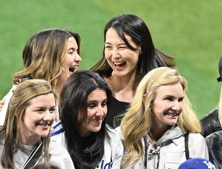 【写真】大谷翔平の妻、真美子さんも笑顔　ドジャース奥様会が結束の集合写真を公開「相変わらず綺麗」