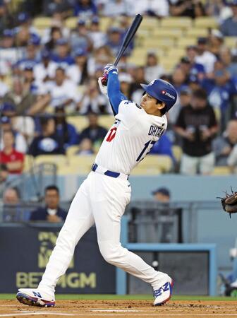 　ワイルドカードシリーズ第１戦のレッズ戦で、１回に先頭打者本塁打を放つ大谷（共同）