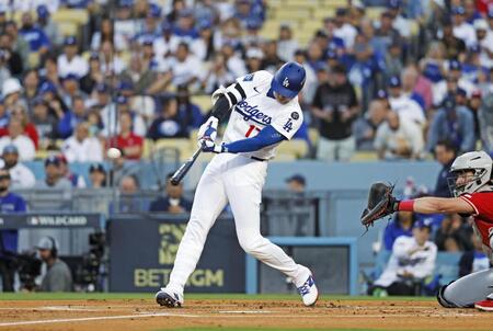 　レッズ戦の１回、先頭打者本塁打を放つ大谷（共同）