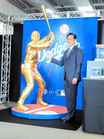 　大谷の等身大の黄金像と笑顔で記念撮影に臨む栗山英樹氏