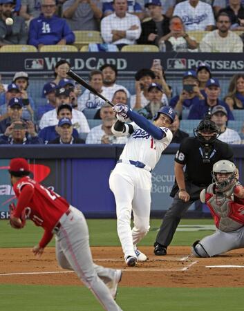 　レッズ戦の１回、先頭打者本塁打を放つ大谷。投手グリーン（共同）