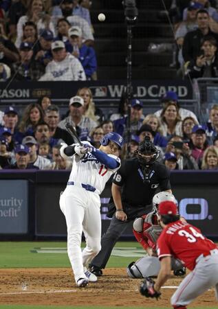　ワイルドカードシリーズ第１戦のレッズ戦で、６回にこの試合２本塁打目となる２ランを放つ大谷（共同）