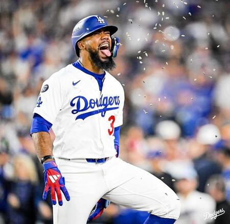 　三回、３ランを放ちベンチ前でひまわりの種を浴びるＴ・ヘルナンデス（ロサンゼルス・ドジャース提供）