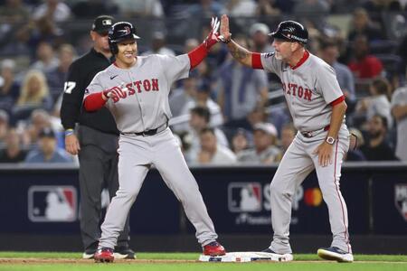 　ヤンキース戦の７回、代打で逆転の２点打を放ち喜ぶ吉田（左）＝ゲッティ＝共同