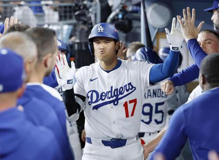 　ワイルドカードシリーズ第１戦のレッズ戦で、６回にこの試合２本塁打目となる２ランを放ち、ベンチでタッチを交わす大谷（共同）