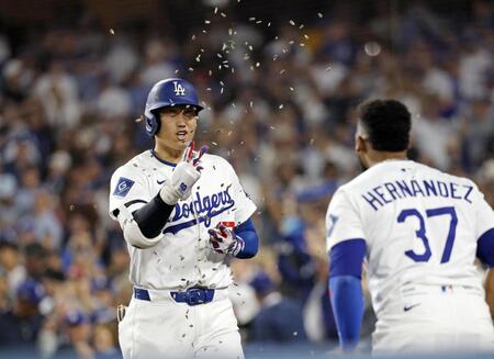 　ワイルドカードシリーズ第１戦のレッズ戦で、６回にこの試合２本塁打目となる２ランを放ち、Ｔ・ヘルナンデス（右）に祝福される大谷（共同）