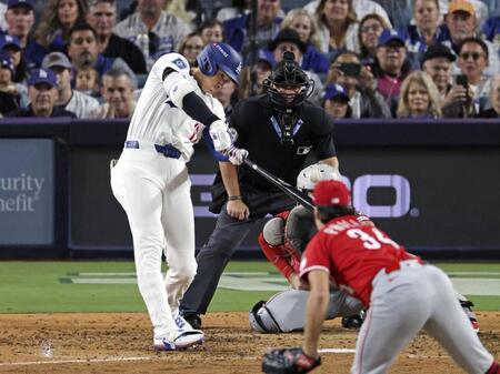 　レッズ戦の６回、この試合２本塁打目となる２ランを放つ大谷（共同）