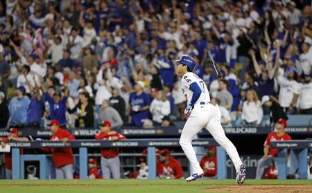 　レッズ戦の６回、この試合２本塁打目となる２ランを放ち一塁へ向かう大谷（共同）