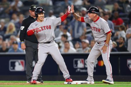 　ヤンキース戦の７回、代打で逆転の２点打を放ち喜ぶレッドソックス・吉田（左）＝ニューヨーク（ゲッティ＝共同）