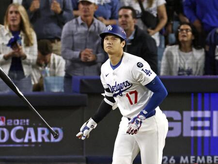 　レッズ戦の６回、この試合２本塁打目となる２ランを放ち一塁へ向かう大谷（共同）