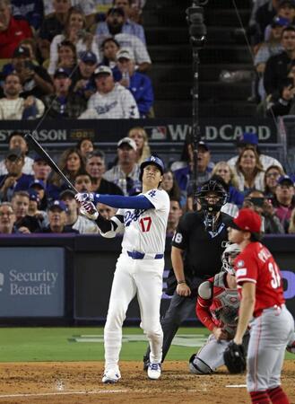 　レッズ戦の６回、この試合２本塁打目となる２ランを放つ大谷（共同）