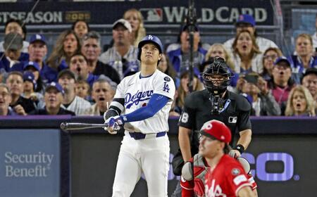 　レッズ戦の６回、この試合２本塁打目となる２ランを放つ大谷（共同）