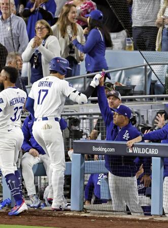 　６回、この試合２本塁打目となる２ランを放ち、ロバーツ監督（右）に迎えられる大谷（共同）