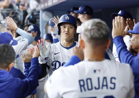 　６回、この試合２本塁打目となる２ランを放ち、ベンチで迎えられる大谷（共同）