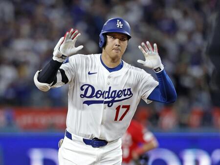 　レッズ戦の６回、この試合２本塁打目となる２ランを放ち塁を回る大谷（共同）