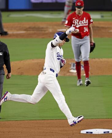 　レッズ戦の６回、この試合２本塁打目となる２ランを放ち二塁を回る大谷（共同）