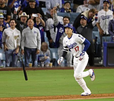 　レッズ戦の６回、この試合２本塁打目となる２ランを放ち一塁へ向かう大谷（共同）