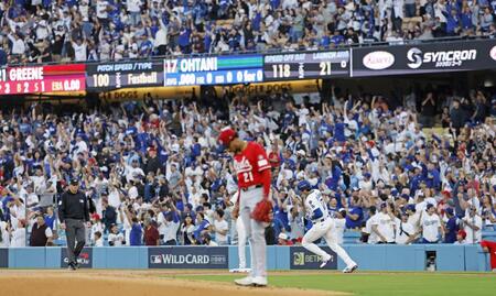 　レッズ戦の１回、先頭打者本塁打を放ち一塁を回る大谷。投手グリーン（21）＝共同