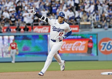 　レッズ戦の１回、先頭打者本塁打を放ち塁を回る大谷（共同）