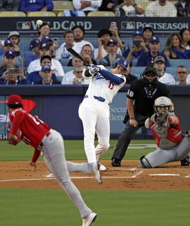 　ワイルドカードシリーズ第１戦のレッズ戦で、１回に先頭打者本塁打を放つドジャースの大谷（共同）