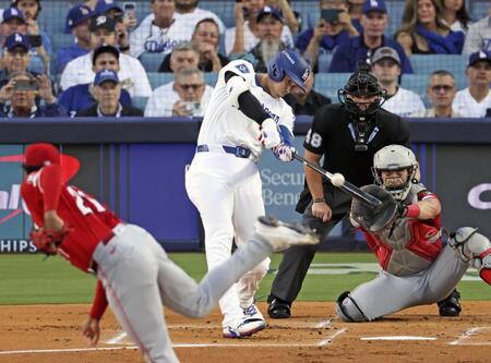 　ワイルドカードシリーズ第１戦のレッズ戦で、１回に先頭打者本塁打を放つ大谷（共同）